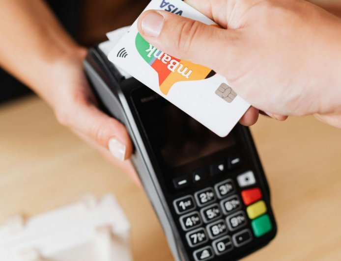 The Debit Card Trap That’s Quietly Costing You $500+ a Year (And the Simple Switch That Fixes It)