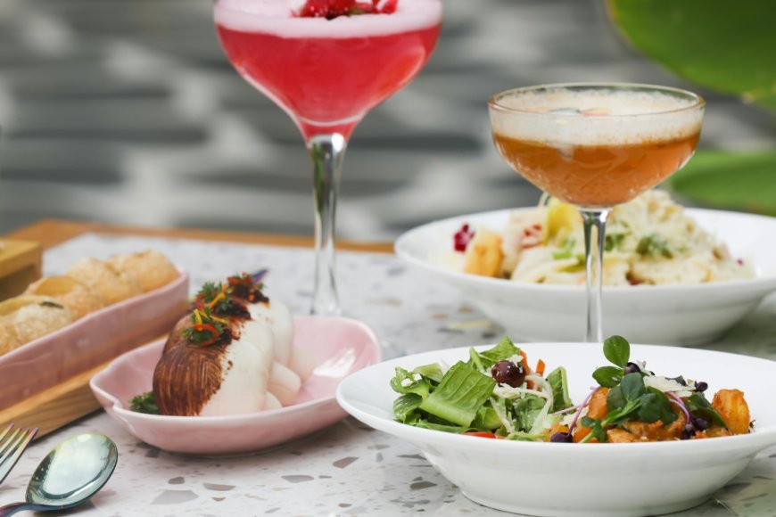 How to Save Money Eating Out Without Staying Home